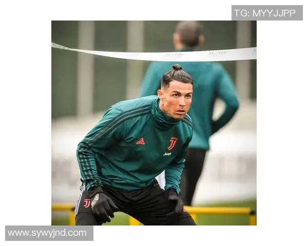 足球明星扎发带时尚风潮解析及精选图片展示